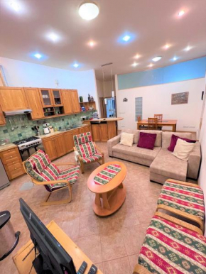 Jasmin apt with balcony at Republic Square & Ruben tours